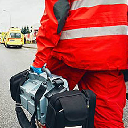 Un trabajador de respuesta a emergencias caminando por la calle
